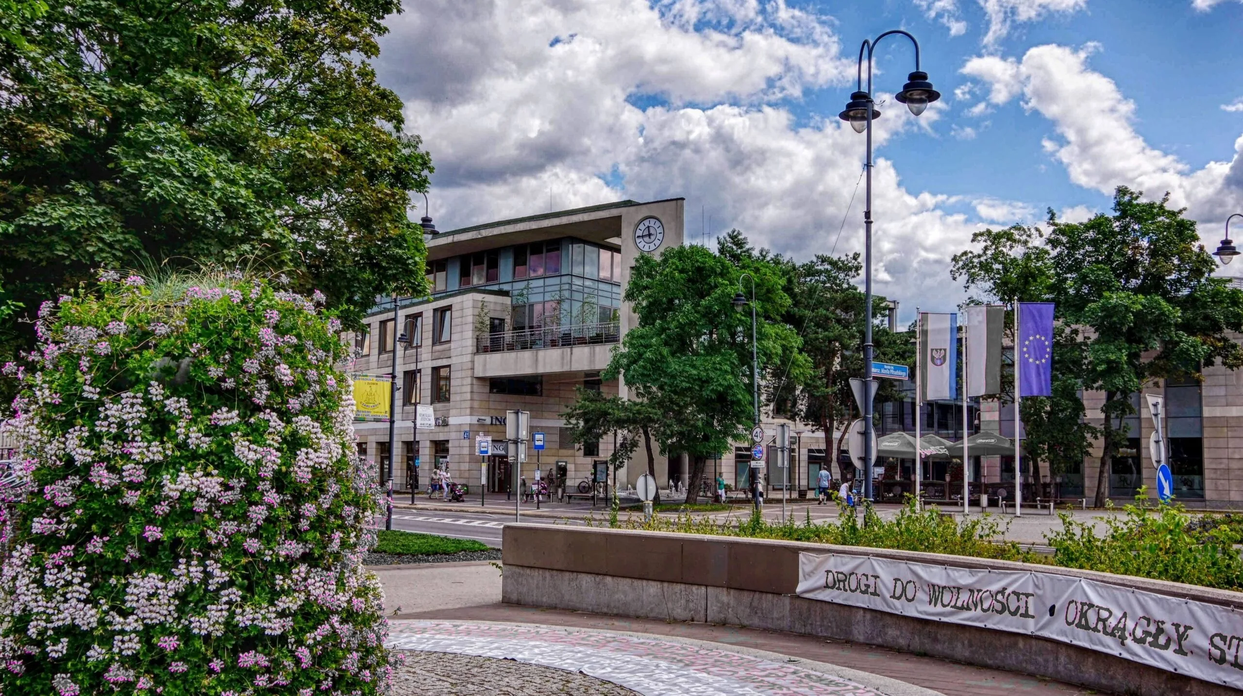 Legionowo — centrum Legionowa — plac z zegarem przy ulicy Piłsudskiego