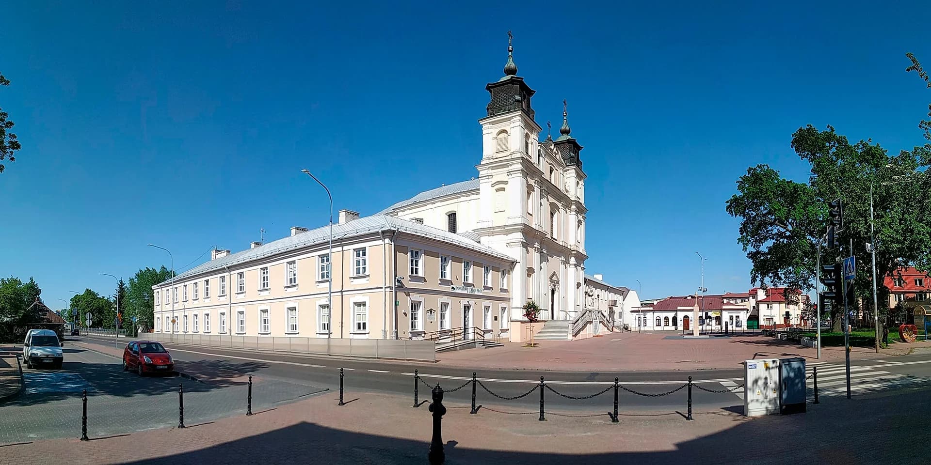 Łuków — Łuków — kościół i plac Narutowicza w centrum miasta